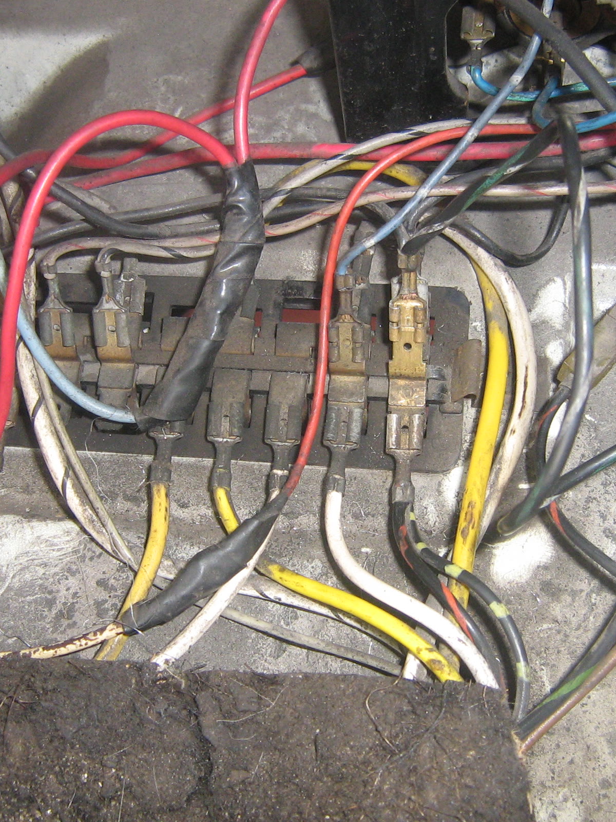 Fios vermelhos, amarelos e brancos de um carro ligados a uma régua de conectores