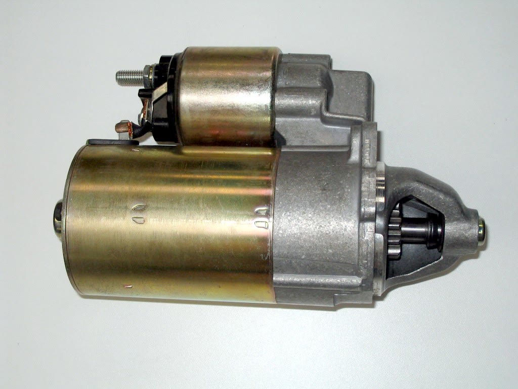 Motor de arranque de carro sobre um fundo claro